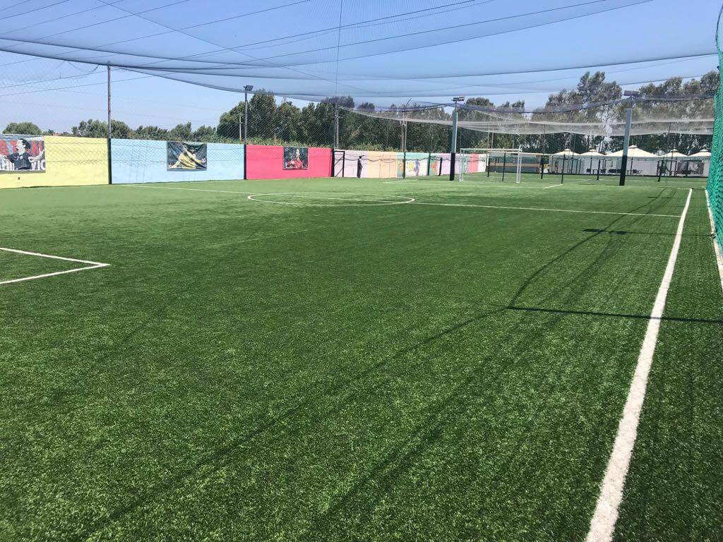 Installation de gazon synthétique pour terrains de sport à Fès