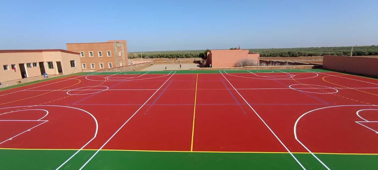 Pose de gazon artificiel pour un terrain de basketball à Essaouira