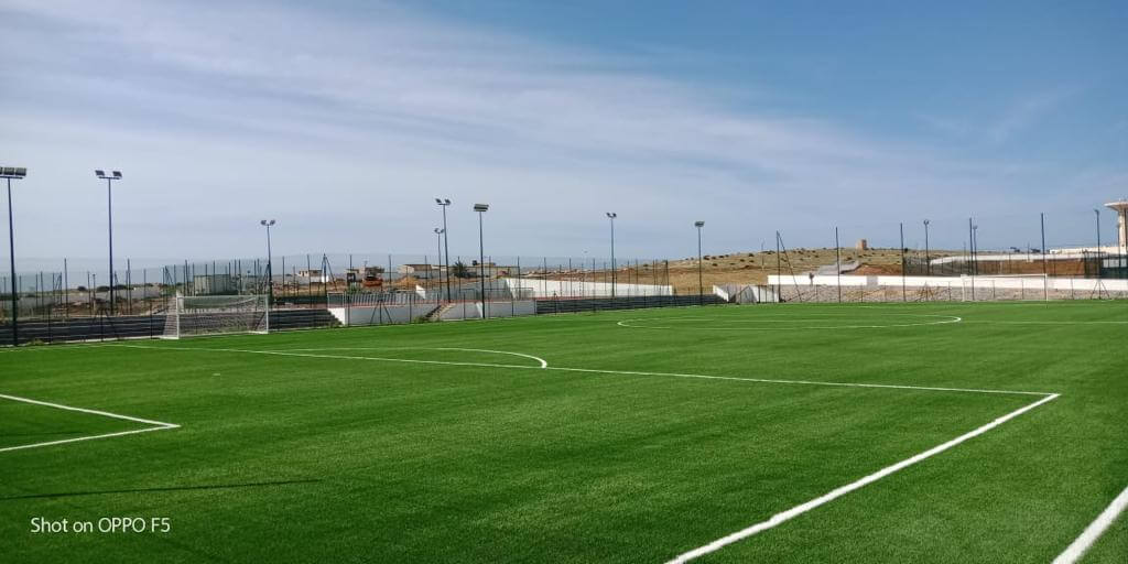 Pose de gazon artificiel sur un terrain de tennis à Casablanca